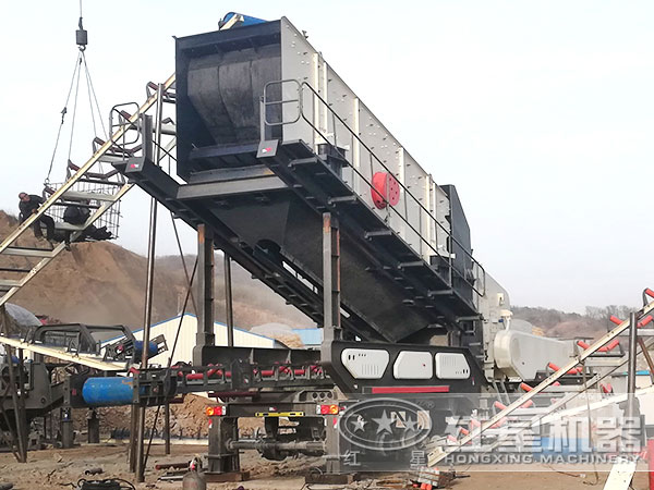 移动石料制砂机加工现场 移动石料制砂机加工现场