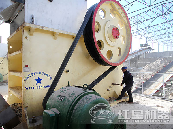 大理石新型环保鄂式粉碎机生产现场 大理石新型环保鄂式粉碎机生产现场