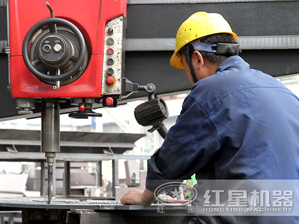 操作大型机械设备的技术人员 操作大型机械设备的技术人员