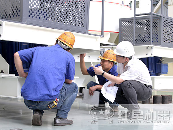 技术人员对制砂机成品检查 技术人员对制砂机成品检查
